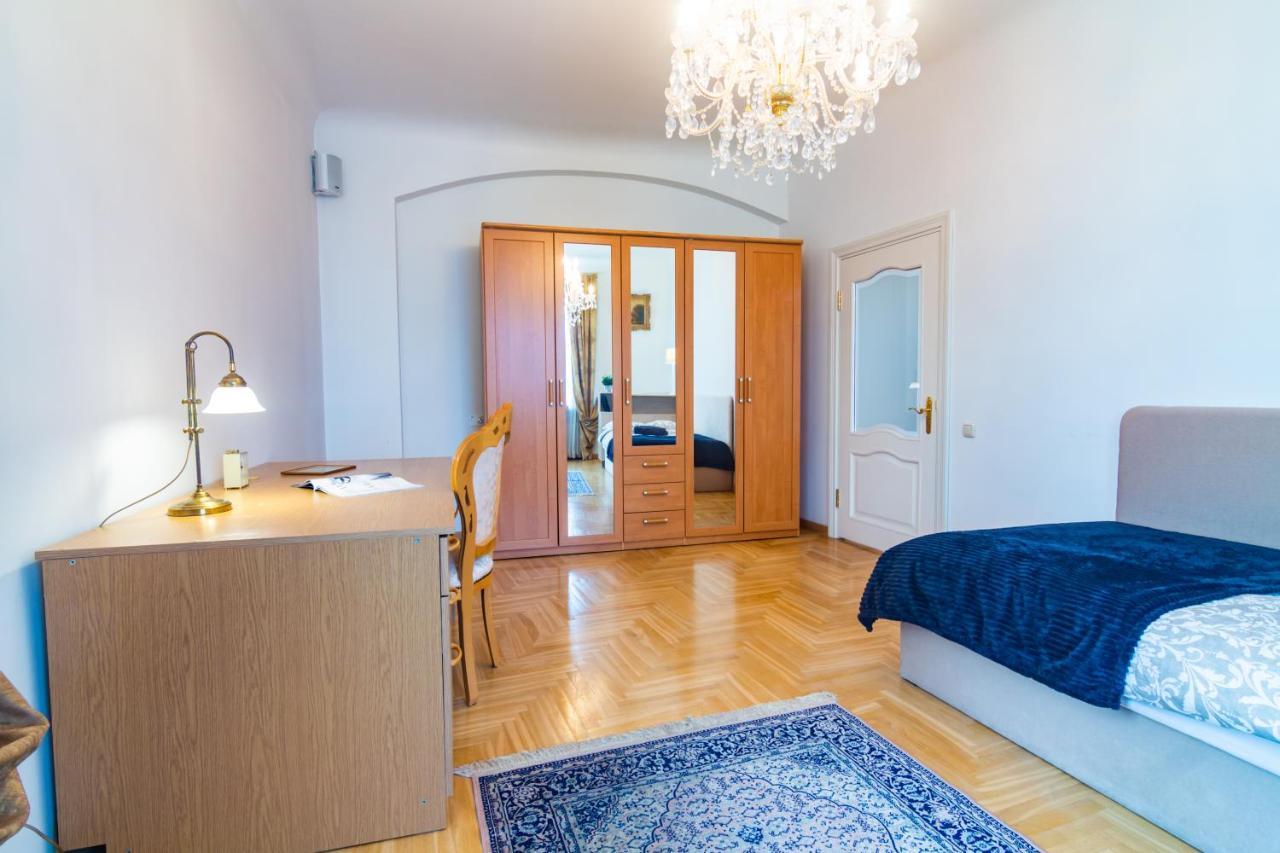 Classic Style Apartment In The Center Of Riga Kültér fotó