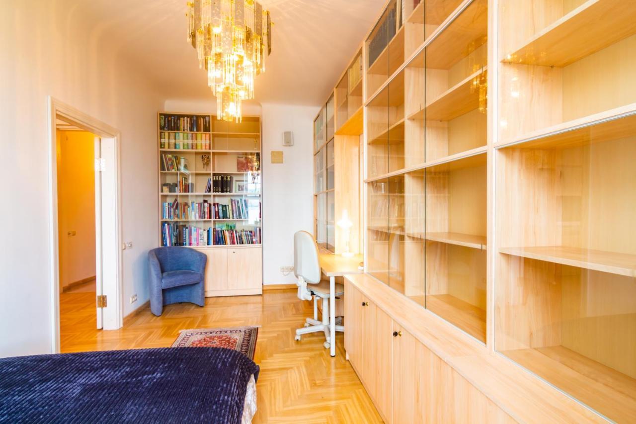 Classic Style Apartment In The Center Of Riga Kültér fotó
